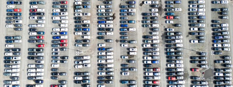Die Autobranche steckt im Umbruch und streicht Tausende Stellen. (Archivbild)  - Foto: Julian Stratenschulte/dpa