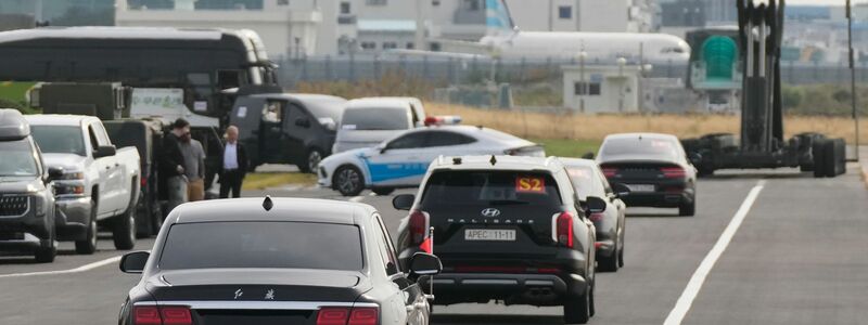 Die Autokolonne des chinesischen Präsidenten Xi Jinping verlässt nach dem Gipfeltreffen das Gelände des Flughafens Gimhae. - Foto: Mark Schiefelbein/AP/dpa