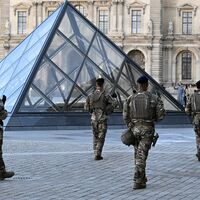 Sieben Menschen wurden nach dem Einbruch im Louvre zwischenzeitlich festgenommen. (Archivbild) - Foto: Emma Da Silva/AP/dpa