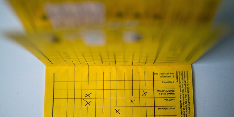 Eine frühe Impfung gegen Meningokokken ist in Deutschland Standard. - Foto: Sophia Kembowski/dpa/dpa-tmn