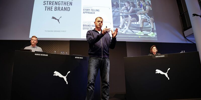 Beim Sportartikelhersteller Puma wird mit dem eisernen Besen gekehrt.  - Foto: Daniel Löb/dpa