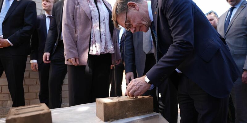 Außenminister Johann Wadephul (CDU) macht sich ein Bild von einem Projekt, das Binnenvertriebenen ermöglichen soll, günstig mit Lehmziegeln zu bauen.  - Foto: Marcus Brandt/dpa