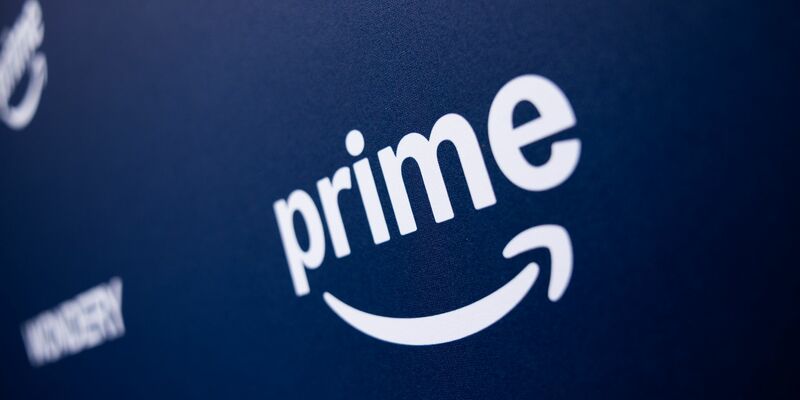 Mitglieder von Amazon haben verschiedene Vorteile wie kostenlosen Versand und Streaming-Angebote für Filme und Serien. Dies kostet jedoch Geld. - Foto: Rolf Vennenbernd/dpa