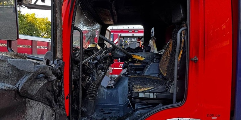 FW Datteln: Drehleiter brennt in der Fahrzeughalle - Foto: presseportal.de