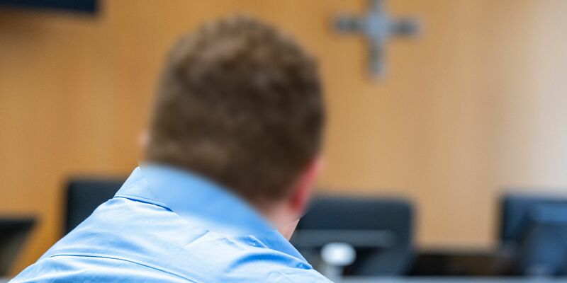 Mit Desinfektionsmittel als Brandbeschleuniger zündete ein 33-Jähriger in Landshut nach Überzeugung der Richter die Haare seiner pflegebedürftigen Großmutter an. Die Seniorin erlag knapp vier Wochen nach der Tat ihren Verletzungen. Jetzt ist der Mann verurteilt worden. - Foto: Armin Weigel/dpa