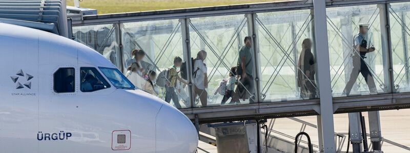 Im September sind bereits zweimal Menschen aus Afghanistan nach Hannover gebracht worden. (Archivbild) - Foto: Michael Matthey/dpa