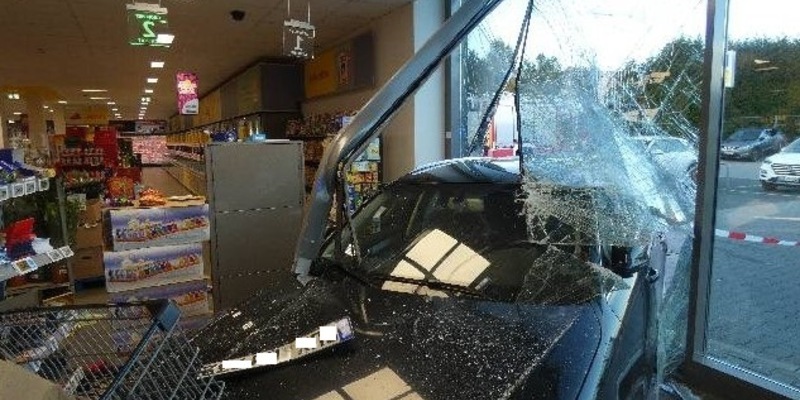 POL-CUX: Seniorin verwechselt Gas und Bremse und fährt mit ihrem PKW in einen Einkaufsmarkt in Altenwalde - eine Person leicht verletzt (Foto im Anhang) - Foto: presseportal.de