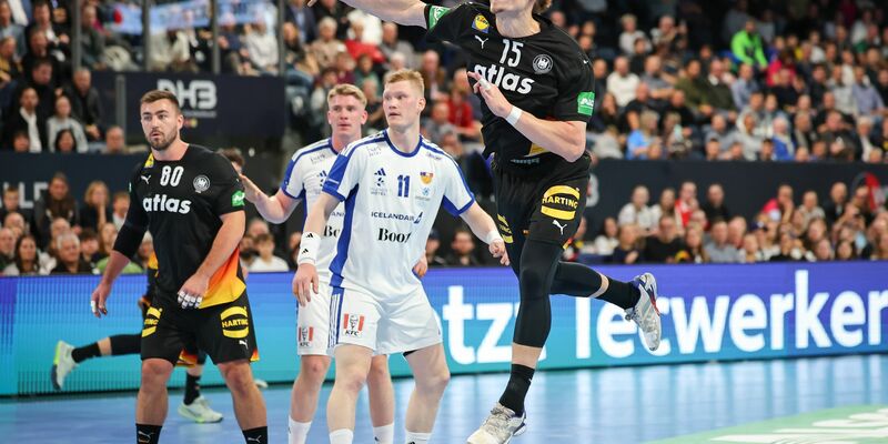 Julian Köster (l) und Tom Kiesler (r)  trugen zum erfolgreichen Auftritt gegen Island bei. - Foto: Daniel Karmann/dpa