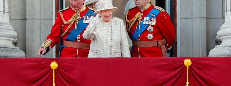 Damals war er noch Herzog von York: Andrew (rechts) mit seiner inzwischen verstorbenen Mutter, der Königin Elizabeth II., und seinem Bruder Charles. (Archivbild) - Foto: Frank Augstein/AP/dpa