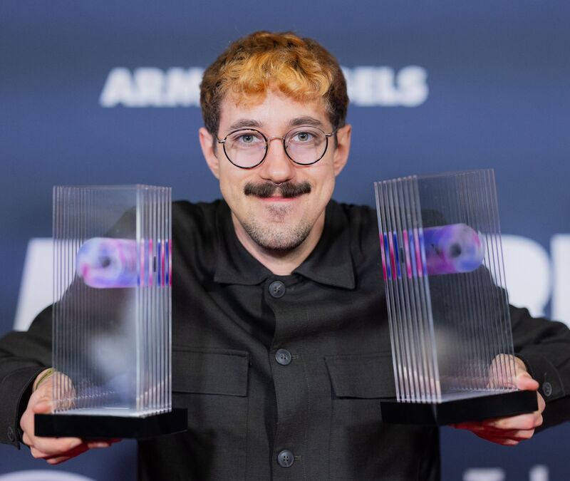 Phil Laude freut sich über den «Ehrenpreis» bei den  VideoDays Festival Awards. - Foto: Rolf Vennenbernd/dpa