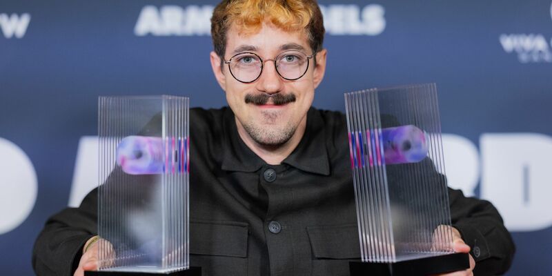 Phil Laude freut sich über den «Ehrenpreis» bei den  VideoDays Festival Awards. - Foto: Rolf Vennenbernd/dpa