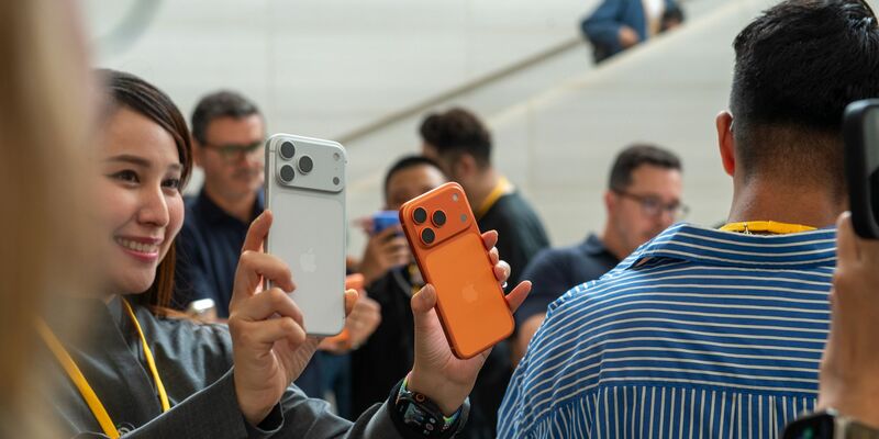 Das iPhone Pro gibt es in diesem Jahr erstmals in der Farbe Orange. - Foto: Andrej Sokolow/dpa