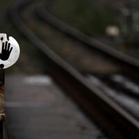 Wegen Bauarbeiten halten in Bochum seit Anfang September keine Regionalbahnen oder Fernzüge mehr - doch ein Ende der Sperrung ist absehbar (Foto Illustration). - Foto: Federico Gambarini/dpa