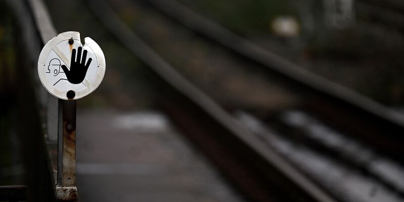 Wegen Bauarbeiten halten in Bochum seit Anfang September keine Regionalbahnen oder Fernzüge mehr - doch ein Ende der Sperrung ist absehbar (Foto Illustration). - Foto: Federico Gambarini/dpa