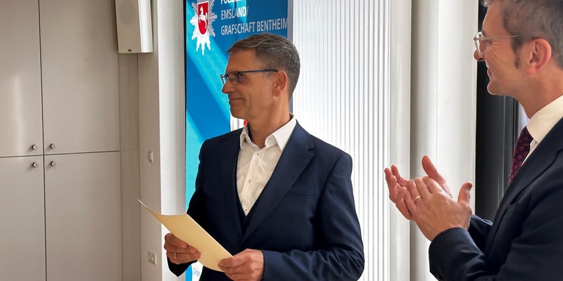 POL-EL: Polizeipräsident Friedo de Vries und Leiterin der Polizeiinspektion Emsland / Grafschaft Bentheim Nicola Simon verabschieden Kriminaldirektor Heinz Defayay in den Ruhestand - Foto: presseportal.de