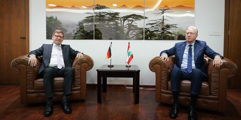 Außenminister Johann Wadephul (l, CDU) setzt seine Nahostreise im Libanon fort. In der Hauptstadt Beirut traf er seinen Amtskollegen Jussef Radschi. Unter anderem geht es um die Entwaffnung der Schiiten-Miliz Hisbollah.  - Foto: Marcus Brandt/dpa