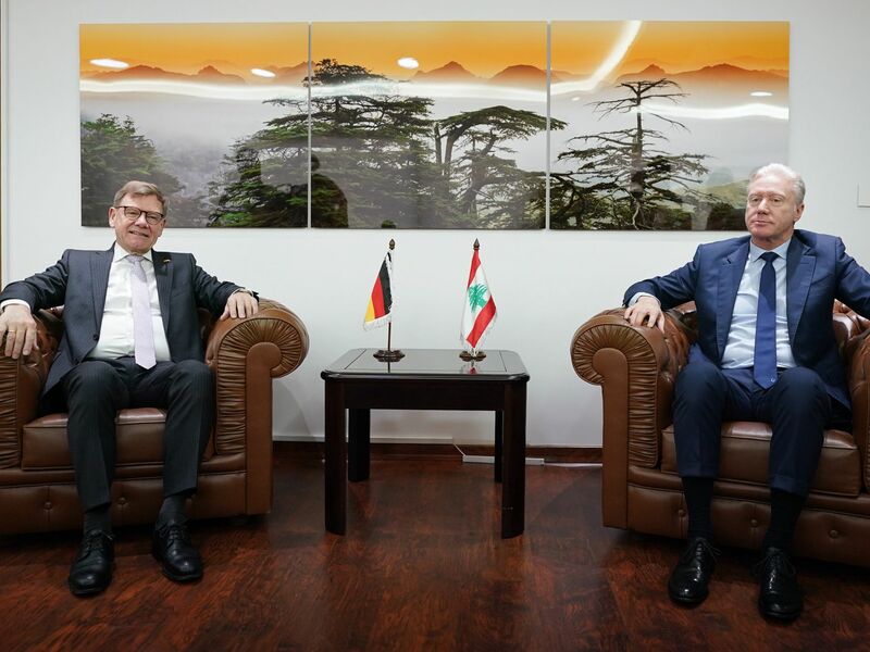 Außenminister Johann Wadephul (l, CDU) setzt seine Nahostreise im Libanon fort. In der Hauptstadt Beirut traf er seinen Amtskollegen Jussef Radschi. Unter anderem geht es um die Entwaffnung der Schiiten-Miliz Hisbollah.  - Foto: Marcus Brandt/dpa