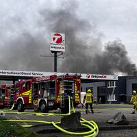Die Feuerwehr ist an einem Tankstellengelände in Castrop-Rauxel im Einsatz. - Foto: Justin Brosch/dpa