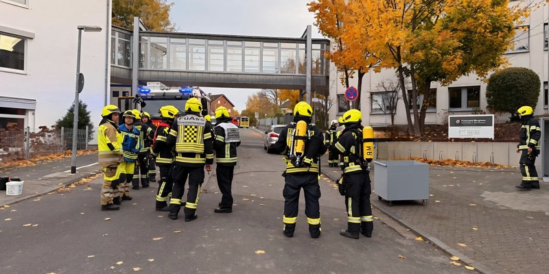 FW Bergheim: Substanz am Bergheimer Finanzamt verkippt Gebäude durch Feuerwehr geräumt - Keine Verletzten - Foto: presseportal.de