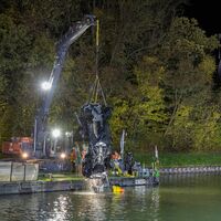 In diesem aus dem Mittellandkanal geborgenen Autowrack fanden Ermittler Einbruchswerkszeug. (Archivbild)  - Foto: Stefan Sobotta/dpa