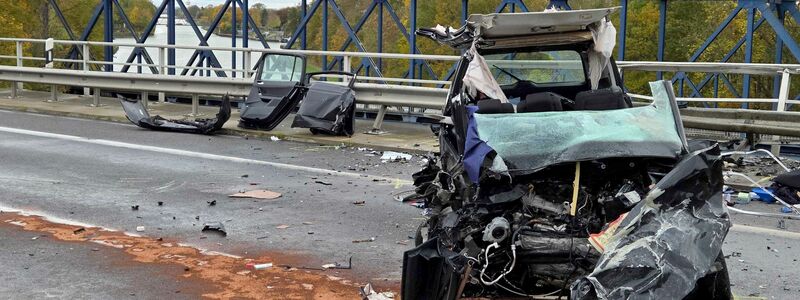 Aus dem Wrack wurden ein 53-jähriger Mann und eine 47-jährige Frau aus Hamburg geborgen. (Archivbild) - Foto: Christian Brahmann/dpa