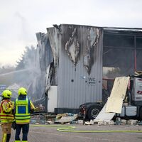 Am Vormittag hatten die Einsatzkräfte den Brand unter Kontrolle. - Foto: Bernd Thissen/dpa