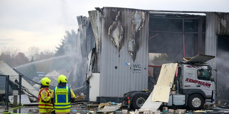 Am Vormittag hatten die Einsatzkräfte den Brand unter Kontrolle. - Foto: Bernd Thissen/dpa