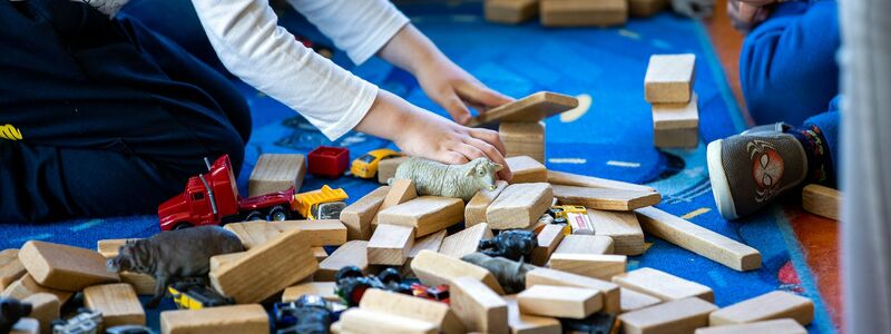 Besonders in östlichen Bundesländern fehlen den Kitas Kinder. (Symbolbild) - Foto: Jens Büttner/dpa