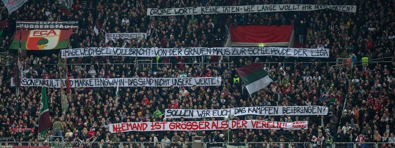 Klartext der Fans auf Plakaten gegen den neuen FCA-Kurs der Vereinsführung mit dem unerfahrenen Trainer Sandro Wagner. - Foto: David Inderlied/Kirchner-Media/dpa