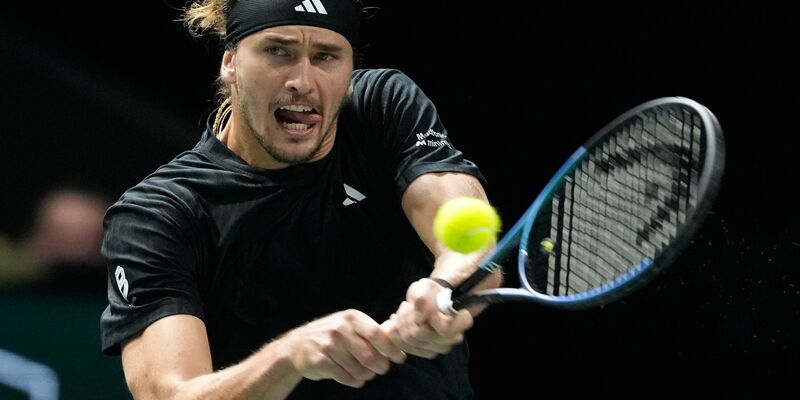 Daniil Medwedew hilft Alexander Zverev (l) nach einem Sturz auf. - Foto: Michel Euler/AP/dpa