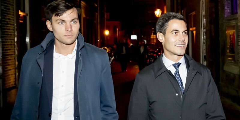 Rob Jetten (r), Vorsitzender der Partei D66, trat am Wahlabend mit seinem Verlobten Nicolás Keenan auf. - Foto: Robin Utrecht/ANP/dpa