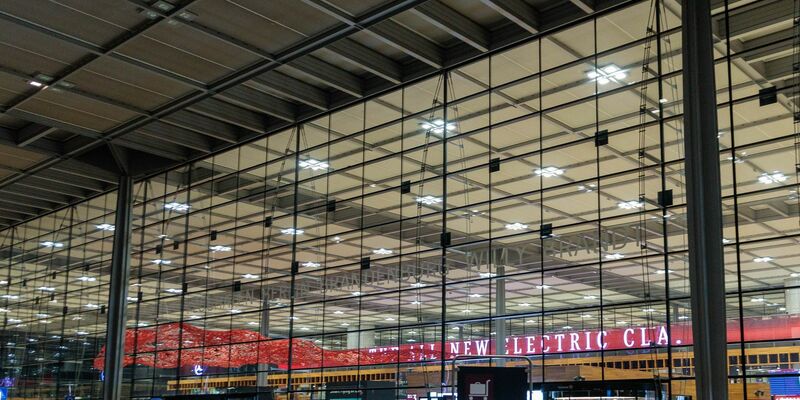 Der Flugverkehr wurde nach der Sichtung für knapp zwei Stunden eingestellt.  - Foto: Carsten Koall/dpa