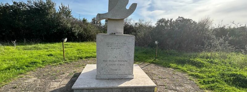 Am Ort des Verbrechens erinnert ein Denkmal an den Regisseur. (Archivbild) - Foto: Christoph Sator/dpa