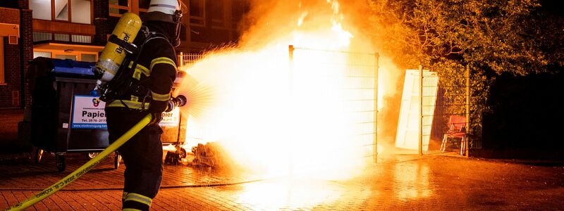 Polizei und Feuerwehr waren im Einsatz. - Foto: Daniel Bockwoldt/dpa