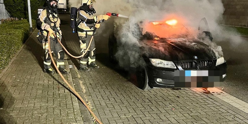 FW Hünxe: Pkw brennt in voller Ausdehnung - Foto: presseportal.de