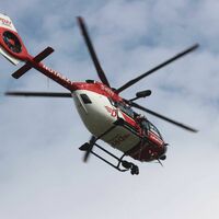 Ein Rettungshubschrauber flog zu dem Unfallort. (Symbolbild) - Foto: Bodo Schackow/dpa
