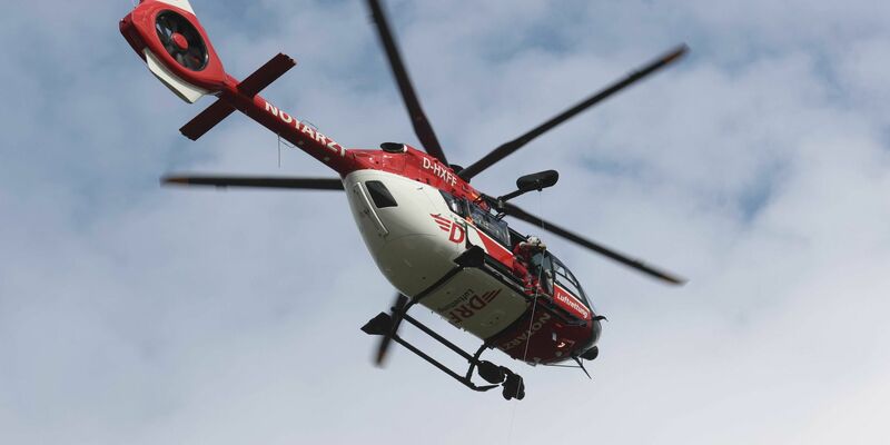 Ein Rettungshubschrauber flog zu dem Unfallort. (Symbolbild) - Foto: Bodo Schackow/dpa
