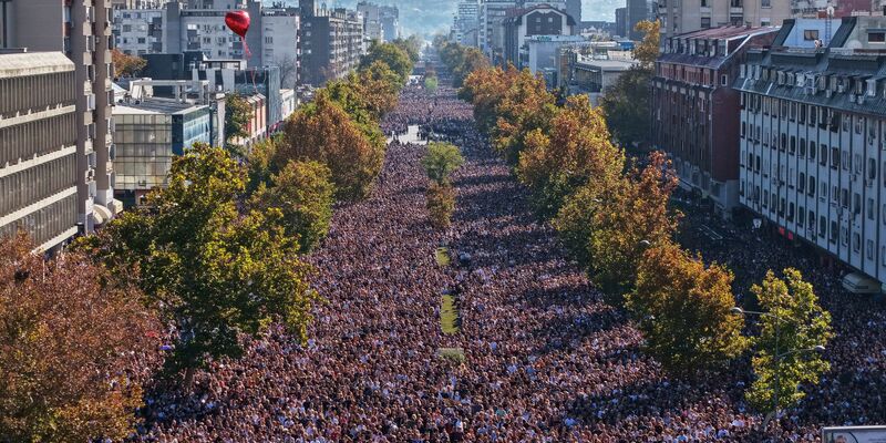 Vor dem Bahnhof, wo sich die Tragödie ereignete, legten Bürger und Studierende Kränze und Blumen für die 16 Opfer nieder.  - Foto: Armin Durgut/AP/dpa