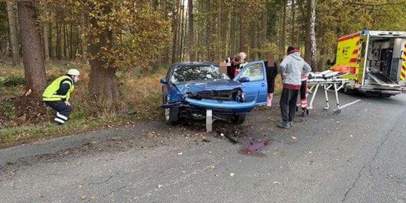 POL-STD: 18-jähriger Autofahrer gegen Baum geprallt und verletzt - Foto: presseportal.de