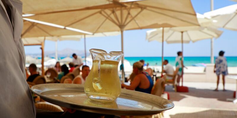 Sonne und Strand: Mallorca ist seit vielen Jahrzehnten ein Besuchermagnet. (Symbolbild) - Foto: Clara Margais/dpa/dpa-tmn