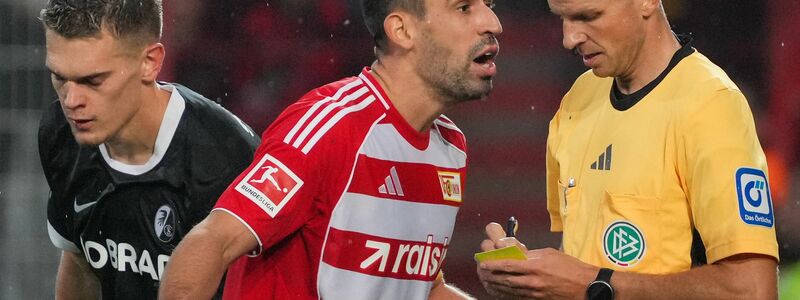 Nahm zwei Tore nach Videobeweis zurück: Schiedsrichter Sören Storks - Foto: Soeren Stache/dpa