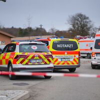 Mehrere Rettungskräfte eilten zu dem Unfallort. - Foto: Enrique Kaczor/onw-images/dpa