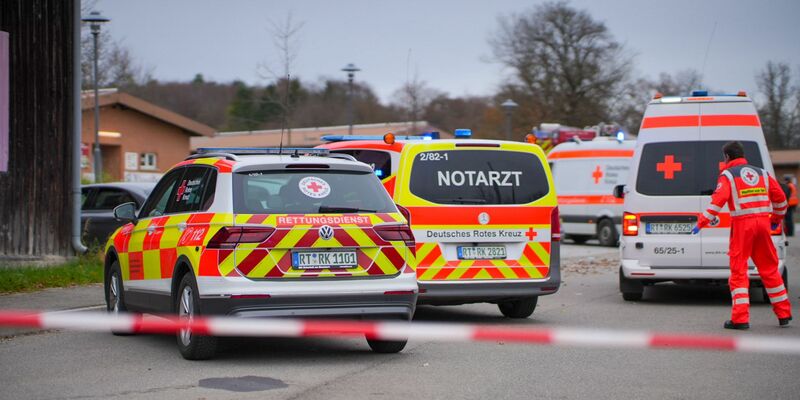 Mehrere Rettungskräfte eilten zu dem Unfallort. - Foto: Enrique Kaczor/onw-images/dpa