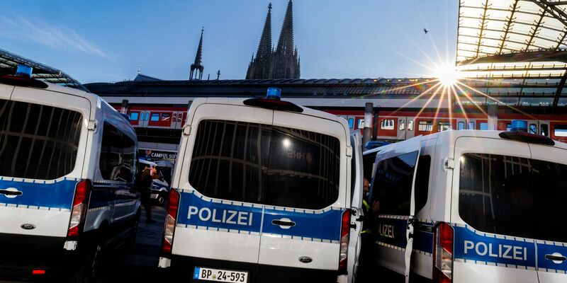Am Kölner Bahnhof prügelten sich zahlreiche Fans von Schalke und Dortmund. (Archivbild) - Foto: Christoph Reichwein/dpa