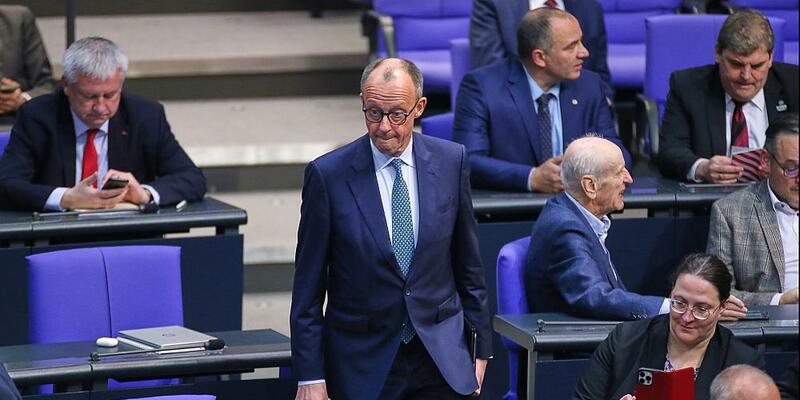 Friedrich Merz neben AfD-Fraktion (Archiv) - Foto: über dts Nachrichtenagentur