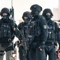 Besucher flohen, es gab Verletzte. Die Polizei sieht aktuell keine Gefahr mehr. - Foto: Boris Roessler/dpa