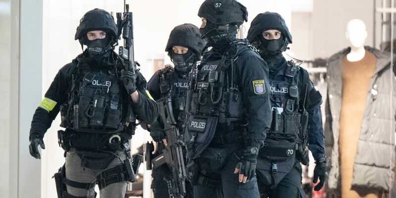 Besucher flohen, es gab Verletzte. Die Polizei sieht aktuell keine Gefahr mehr. - Foto: Boris Roessler/dpa