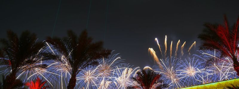 Für die Eröffnung gibt es eine große Musik- und Lichtshow und Feuerwerk. - Foto: Amr Nabil/AP/dpa
