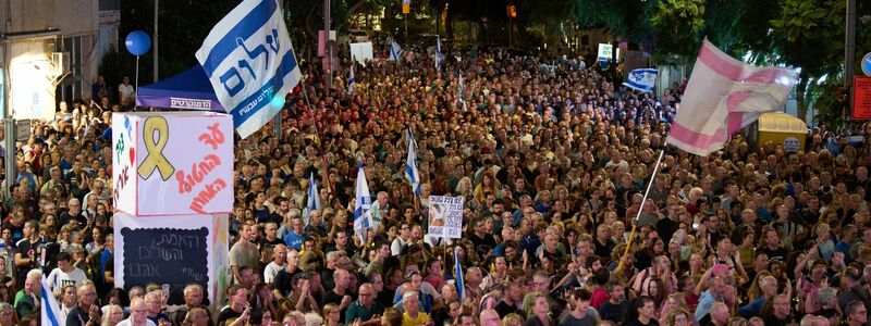 Schätzungen zufolge beteiligten sich etwa 150.000 Menschen an der Gedenkveranstaltung für den 1995 ermordeten damaligen israelischen Regierungschef Izchak Rabin. - Foto: Ariel Schalit/AP/dpa