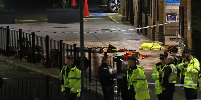 Mehrere Menschen sind bei einem Angriff in einem Zug in England verletzt worden. - Foto: Chris Radburn/PA Wire/dpa